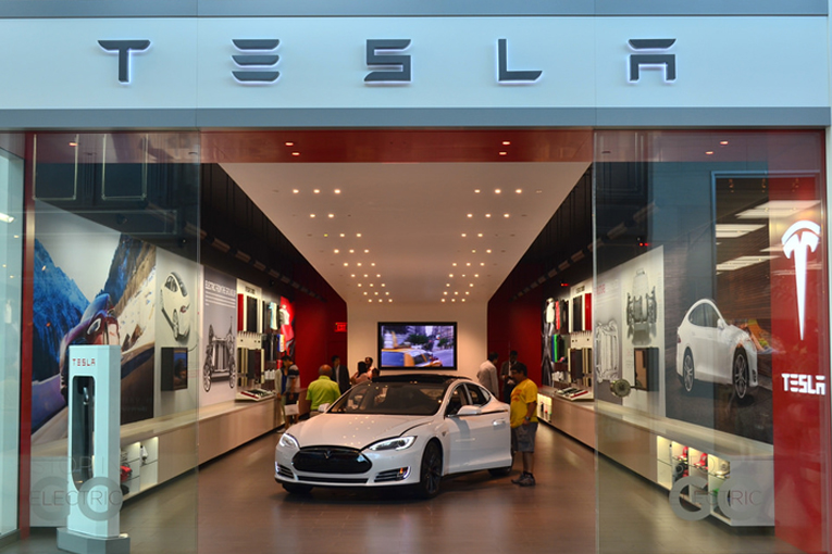 Una Tesla Model S bianca ripresa dal concessionario.