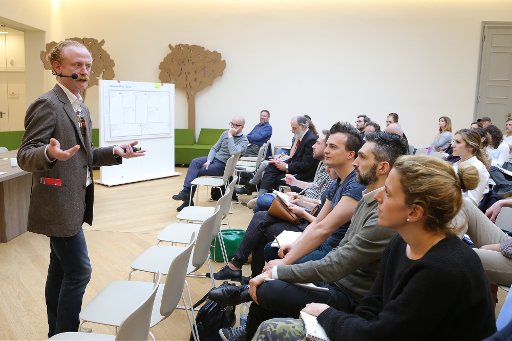 Ugo Mendes Donelli teaching